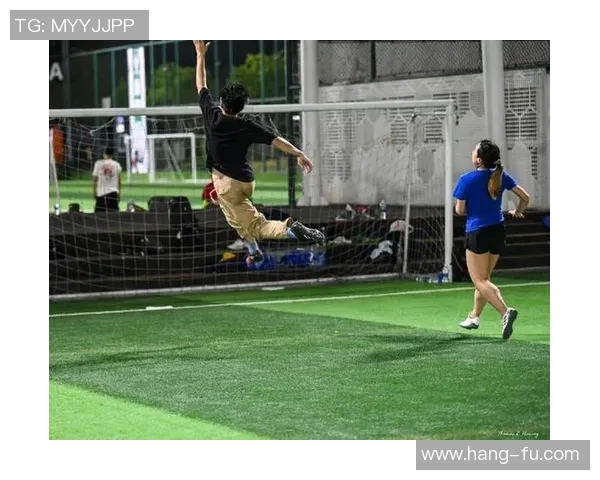 深圳飞盘队在极限运动嘉年华中的团队协作表现精彩点评与分析